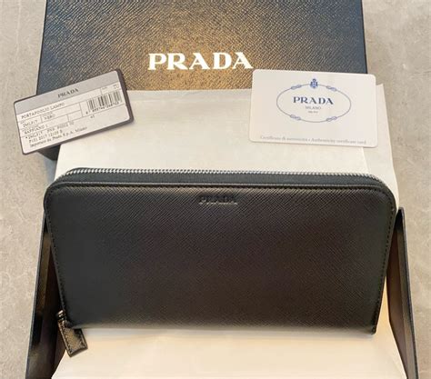 prada 男皮夾|線上選購 PRADA 男裝 皮夾 2024 系列 @ZALORA 台灣.